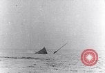 Immagine di U-boat tedesca U-35 lavelli tall masted nave Oceano atlantico, 1917, secondo 35 filmato di repertorio 65675040083