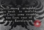 Standbild Czar's Army legt Waffen Russland, 1917, aus Sekunde 1 historischem Filmmaterial Videoclip 65675040088