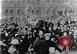 Standbild Czar's Army legt Waffen Russland, 1917, aus Sekunde 7 historischem Filmmaterial Videoclip 65675040088
