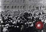 Standbild Czar's Army legt Waffen Russland, 1917, aus Sekunde 8 historischem Filmmaterial Videoclip 65675040088