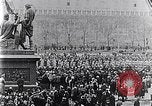 Standbild Czar's Army legt Waffen Russland, 1917, aus Sekunde 12 historischem Filmmaterial Videoclip 65675040088
