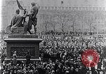 Standbild Czar's Army legt Waffen Russland, 1917, aus Sekunde 14 historischem Filmmaterial Videoclip 65675040088