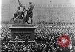 Standbild Czar's Army legt Waffen Russland, 1917, aus Sekunde 15 historischem Filmmaterial Videoclip 65675040088