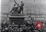 Standbild Czar's Army legt Waffen Russland, 1917, aus Sekunde 16 historischem Filmmaterial Videoclip 65675040088