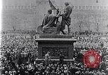 Standbild Czar's Army legt Waffen Russland, 1917, aus Sekunde 18 historischem Filmmaterial Videoclip 65675040088
