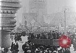 Standbild Czar's Army legt Waffen Russland, 1917, aus Sekunde 21 historischem Filmmaterial Videoclip 65675040088