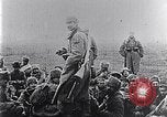 Standbild Czar's Army legt Waffen Russland, 1917, aus Sekunde 27 historischem Filmmaterial Videoclip 65675040088