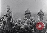 Standbild Czar's Army legt Waffen Russland, 1917, aus Sekunde 28 historischem Filmmaterial Videoclip 65675040088