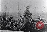Standbild Czar's Army legt Waffen Russland, 1917, aus Sekunde 37 historischem Filmmaterial Videoclip 65675040088