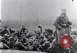 Standbild Czar's Army legt Waffen Russland, 1917, aus Sekunde 38 historischem Filmmaterial Videoclip 65675040088