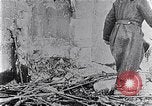 Standbild Czar's Army legt Waffen Russland, 1917, aus Sekunde 47 historischem Filmmaterial Videoclip 65675040088