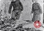 Standbild Czar's Army legt Waffen Russland, 1917, aus Sekunde 61 historischem Filmmaterial Videoclip 65675040088