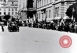 Immagine di I civili salutare ufficiali austro-ungarici Lemberg Ucraina, 1915, secondo 3 filmato di repertorio 65675040091