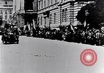 Immagine di I civili salutare ufficiali austro-ungarici Lemberg Ucraina, 1915, secondo 4 filmato di repertorio 65675040091