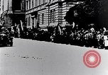 Immagine di I civili salutare ufficiali austro-ungarici Lemberg Ucraina, 1915, secondo 5 filmato di repertorio 65675040091