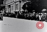 Immagine di I civili salutare ufficiali austro-ungarici Lemberg Ucraina, 1915, secondo 6 filmato di repertorio 65675040091