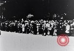 Immagine di I civili salutare ufficiali austro-ungarici Lemberg Ucraina, 1915, secondo 10 filmato di repertorio 65675040091