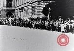 Immagine di I civili salutare ufficiali austro-ungarici Lemberg Ucraina, 1915, secondo 15 filmato di repertorio 65675040091