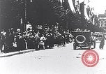Immagine di I civili salutare ufficiali austro-ungarici Lemberg Ucraina, 1915, secondo 26 filmato di repertorio 65675040091