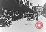 Immagine di I civili salutare ufficiali austro-ungarici Lemberg Ucraina, 1915, secondo 27 filmato di repertorio 65675040091