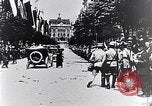 Immagine di I civili salutare ufficiali austro-ungarici Lemberg Ucraina, 1915, secondo 37 filmato di repertorio 65675040091