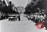 Immagine di I civili salutare ufficiali austro-ungarici Lemberg Ucraina, 1915, secondo 61 filmato di repertorio 65675040091