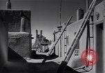 Immagine di Vivere e lavorare in nativo americana Adobe village New Mexico USA, 1948, secondo 4 filmato di repertorio 65675040095