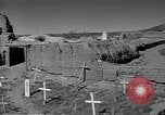 Immagine di Vivere e lavorare in nativo americana Adobe village New Mexico USA, 1948, secondo 17 filmato di repertorio 65675040095