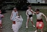 Standbild Heben gesunde Kinder United States USA, 1941, aus Sekunde 62 historischem Filmmaterial Videoclip 65675040100