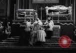Immagine di Papa Giovanni XXIII prega Roma Italia, 1959, secondo 36 filmato di repertorio 65675040107