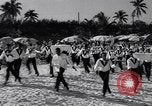 Standbild Kellner fach Rennen Nassau Bahamas, 1934, aus Sekunde 4 historischem Filmmaterial Videoclip 65675040113