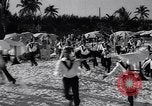 Standbild Kellner fach Rennen Nassau Bahamas, 1934, aus Sekunde 5 historischem Filmmaterial Videoclip 65675040113