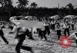 Standbild Kellner fach Rennen Nassau Bahamas, 1934, aus Sekunde 6 historischem Filmmaterial Videoclip 65675040113