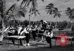 Standbild Kellner fach Rennen Nassau Bahamas, 1934, aus Sekunde 7 historischem Filmmaterial Videoclip 65675040113