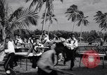 Standbild Kellner fach Rennen Nassau Bahamas, 1934, aus Sekunde 8 historischem Filmmaterial Videoclip 65675040113