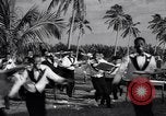 Standbild Kellner fach Rennen Nassau Bahamas, 1934, aus Sekunde 9 historischem Filmmaterial Videoclip 65675040113