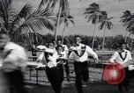 Standbild Kellner fach Rennen Nassau Bahamas, 1934, aus Sekunde 10 historischem Filmmaterial Videoclip 65675040113