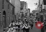 Standbild Kellner fach Rennen Nassau Bahamas, 1934, aus Sekunde 13 historischem Filmmaterial Videoclip 65675040113