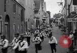 Standbild Kellner fach Rennen Nassau Bahamas, 1934, aus Sekunde 15 historischem Filmmaterial Videoclip 65675040113