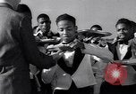 Standbild Kellner fach Rennen Nassau Bahamas, 1934, aus Sekunde 17 historischem Filmmaterial Videoclip 65675040113