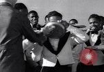 Standbild Kellner fach Rennen Nassau Bahamas, 1934, aus Sekunde 18 historischem Filmmaterial Videoclip 65675040113