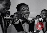Standbild Kellner fach Rennen Nassau Bahamas, 1934, aus Sekunde 20 historischem Filmmaterial Videoclip 65675040113