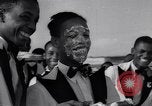 Standbild Kellner fach Rennen Nassau Bahamas, 1934, aus Sekunde 21 historischem Filmmaterial Videoclip 65675040113