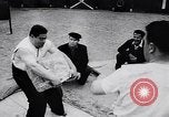 Image Pays Basque la concurrence Lever de pierre Espagne, 1957, de la seconde 17 séquences d'archives historiques vidéo 65675040128