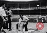 Image Pays Basque la concurrence Lever de pierre Espagne, 1957, de la seconde 25 séquences d'archives historiques vidéo 65675040128