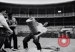 Image Pays Basque la concurrence Lever de pierre Espagne, 1957, de la seconde 26 séquences d'archives historiques vidéo 65675040128