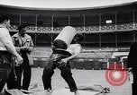 Image Pays Basque la concurrence Lever de pierre Espagne, 1957, de la seconde 27 séquences d'archives historiques vidéo 65675040128