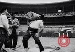 Image Pays Basque la concurrence Lever de pierre Espagne, 1957, de la seconde 28 séquences d'archives historiques vidéo 65675040128