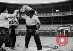 Image Pays Basque la concurrence Lever de pierre Espagne, 1957, de la seconde 29 séquences d'archives historiques vidéo 65675040128