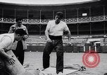 Image Pays Basque la concurrence Lever de pierre Espagne, 1957, de la seconde 30 séquences d'archives historiques vidéo 65675040128